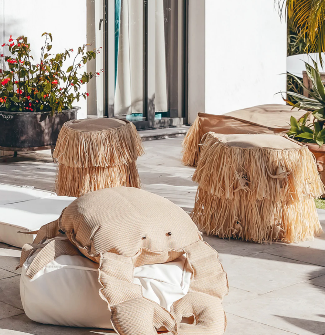 Otomana cuadrada de exterior con efecto rafia, con flequillo y mono